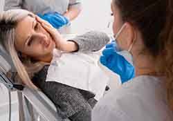 Lady has oral pain in dentist’s chair